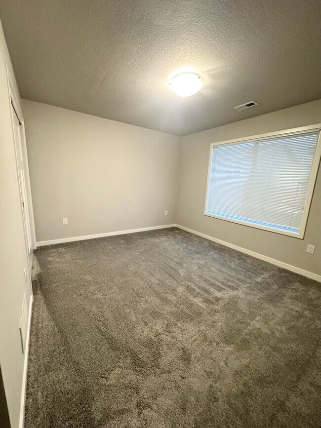Building Photo - 3 bedroom 2.5 bath Single Family Home