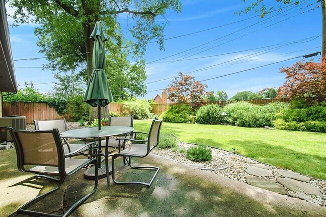 Building Photo - Furnished or unfurnished 4 bedroom 3 full bath home near the University of Notre Dame.