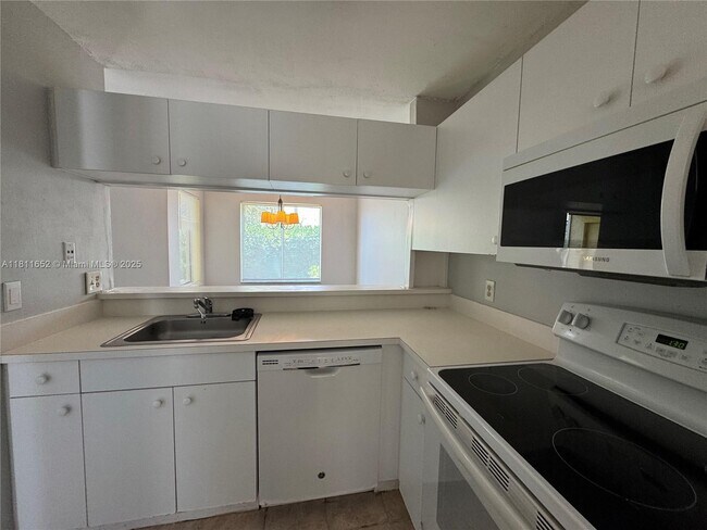 Building Photo - 905 Coral Club Dr