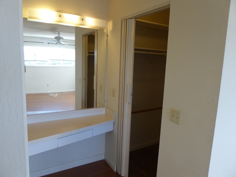 Vanity and walk in closet - 3140 Neal Ave