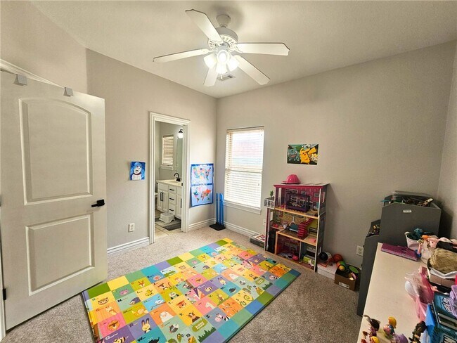 Building Photo - 3803 SW Kite Dr