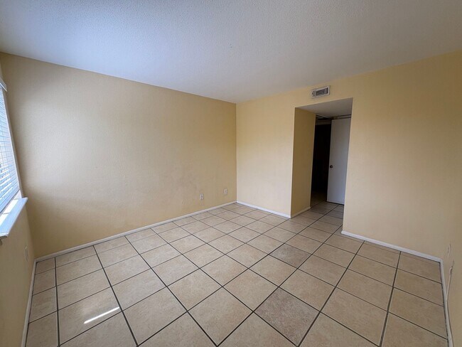 Building Photo - 2905 Winkler Ave