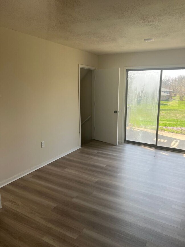 Building Photo - 758-760 Southampton Dr