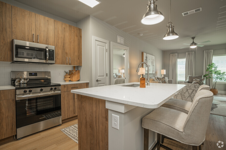 2BR, 2BA - 1,086SF - Kitchen - The Ashton at East Park