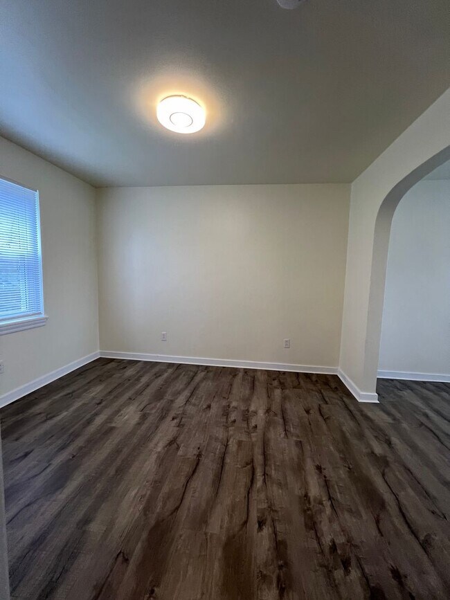 Building Photo - Updated 2BR house with off street parking!