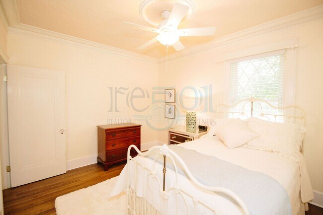 Building Photo - Yellow Bungalow in Hillcrest