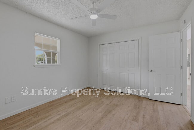 Building Photo - 9301 N Sherwell Dr