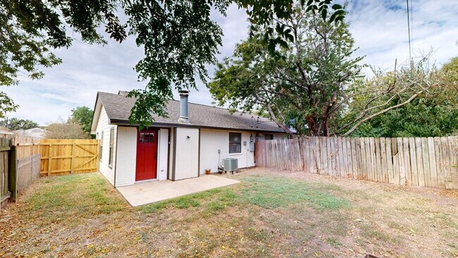 Building Photo - 608 Navarro Dr