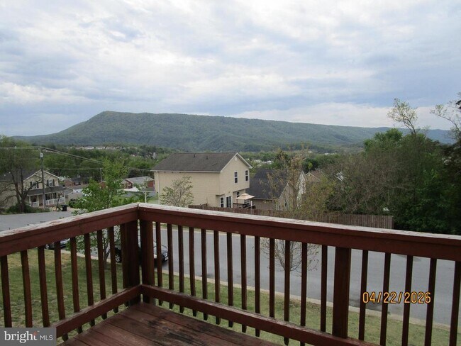 Building Photo - 540 Thompson St