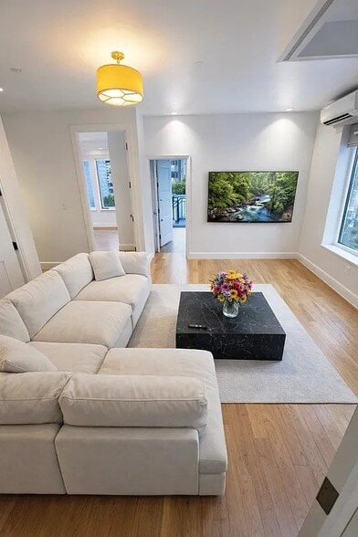 Building Photo - 56 Frost St