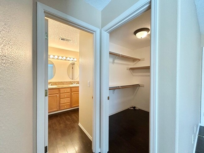 Building Photo - Cozy 4 Bed, 2.5 Bath House!