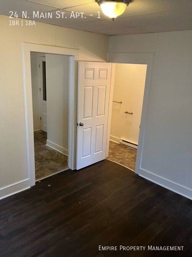 Building Photo - 1st Floor: 1 Bedroom/ 1 Bathroom Apartment...