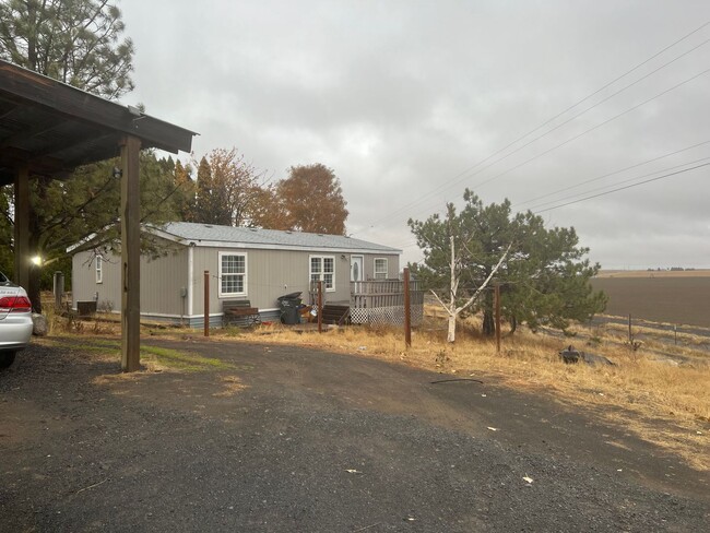 Primary Photo - Country Living! 3 Bed 2 Bath Home in Ephra...