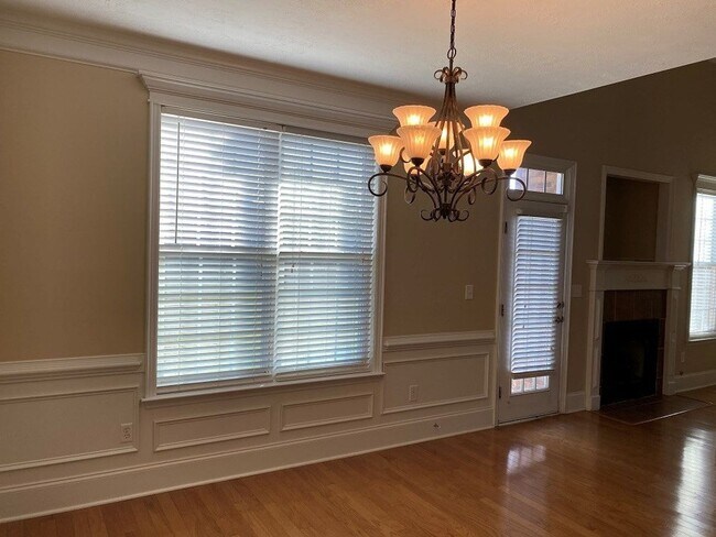 Building Photo - 933 Woody Hill Cir