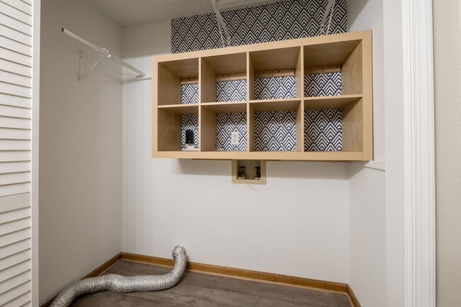 Building Photo - 2 bedroom 1.5 bath Duplex Close to the Beach