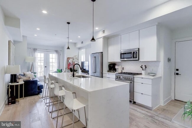 Building Photo - 1011 18th St NE