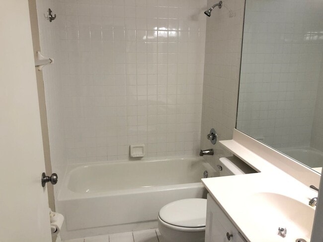 Building Photo - 2 Bedroom 2 Bath Condo Great Location and Schools