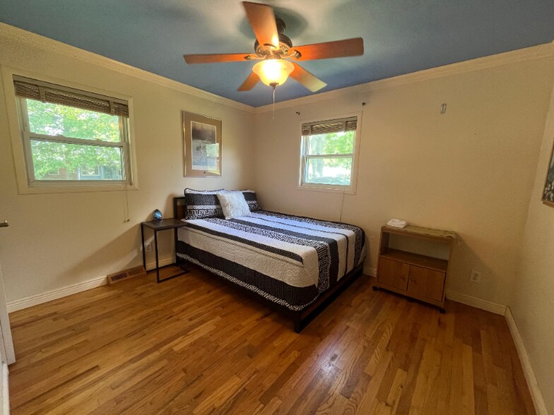 Building Photo - 2216 Delaware Dr