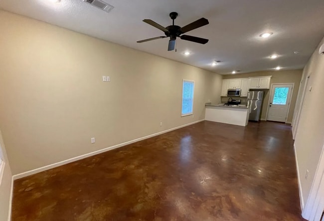 Building Photo - 2 bedroom/2 bath