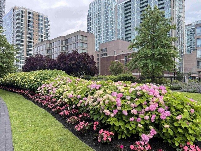 Building Photo - 1 Shore Ln