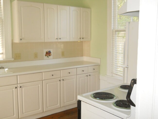 Building Photo - Beautiful, well maintained older home in t...