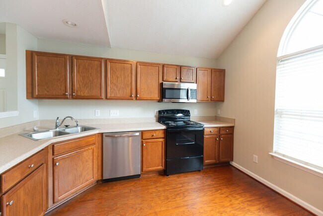 Building Photo - 121 Goldfinch Ave