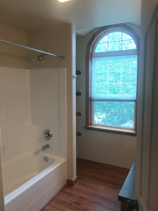 Building Photo - Spacious 4 Bedroom 2.5 Bath Home in River Rock