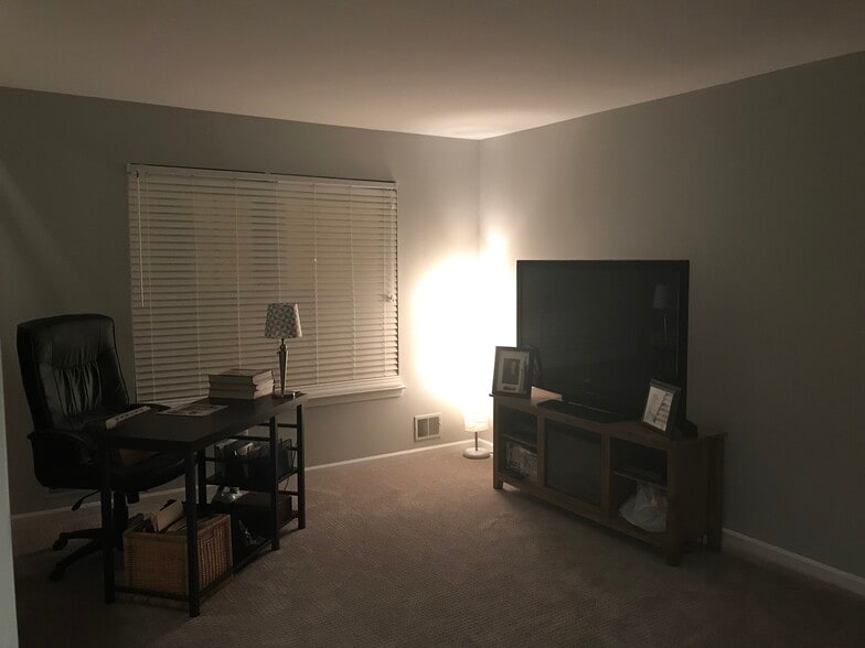 Family room on the first level - 49730 Plymouth Way