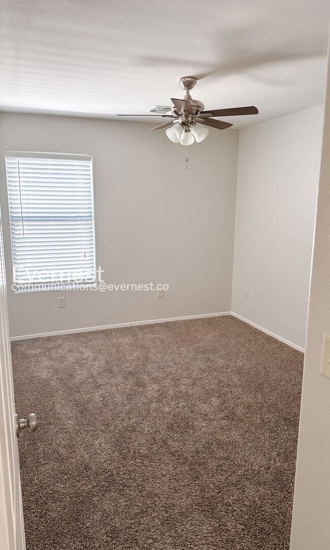 Building Photo - 2 Bed/2 Bath Home with Fenced Yard & Garage / Available Now!