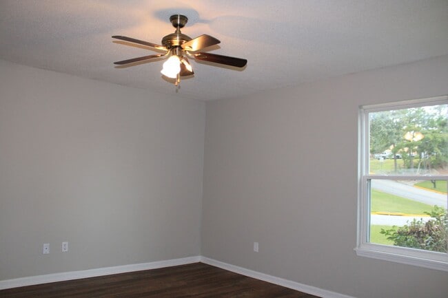 Building Photo - Charming 3BR/2BA Rental in Sand Ridge Neighbourhood