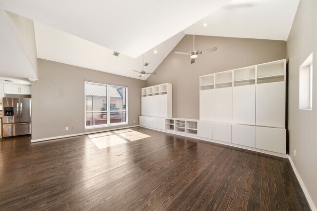 Building Photo - 913 Saulnier St