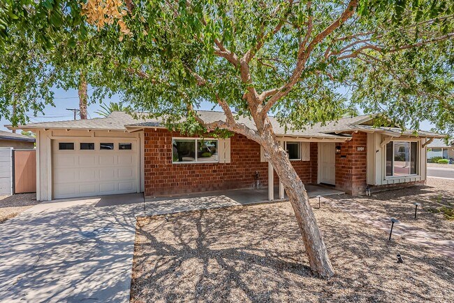 Building Photo - Three bedrooms and POOL in South Scottsdale!