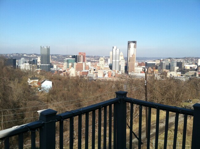 Building Photo - 450 William St