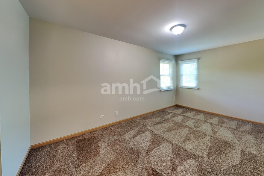 Building Photo - 481 Pheasant Chase Dr
