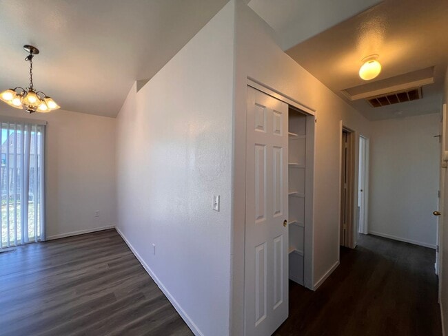 Building Photo - Cute Home in Donner Trail Estates.