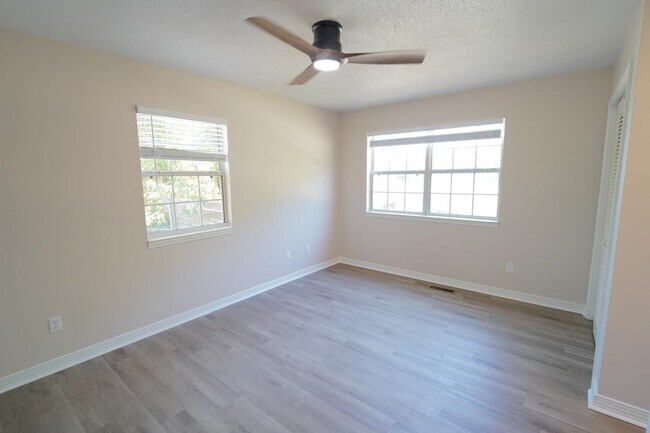 Building Photo - 1545 Pine View Dr