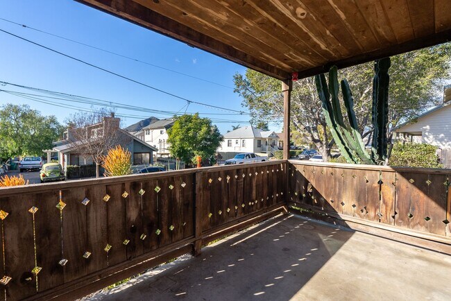 Building Photo - 2048 Swazey St
