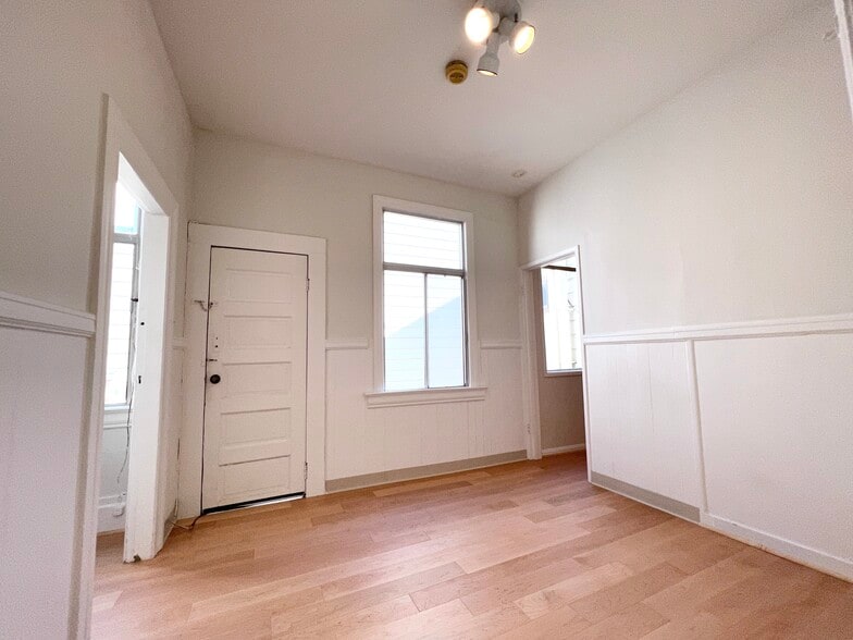 Building Photo - 44A Varennes St