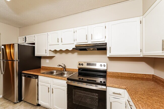 Building Photo - 2538 Martin Cir