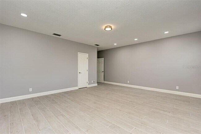 Building Photo - 1648 Bayshore Dr