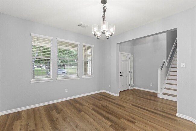 Building Photo - 4427 Village View Dr