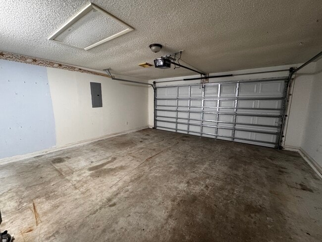 Building Photo - 1077 Shady Hollow Dr