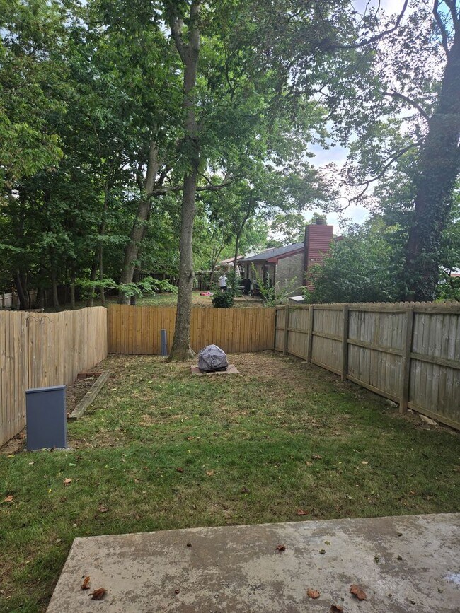 Building Photo - Spacious Townhome with Fully Fenced Privat...