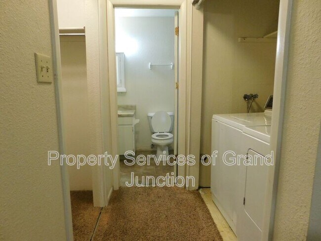 Building Photo - 805 E Cedar Ct