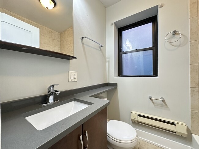 Building Photo - 430 W Roscoe St