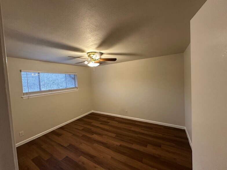 Building Photo - 10825 Greenwillow St