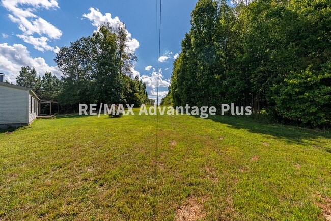 Building Photo - Spacious 4 bedroom home in private setting