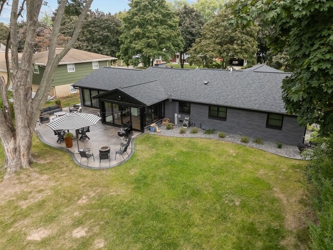 Building Photo - 1095 April Ln