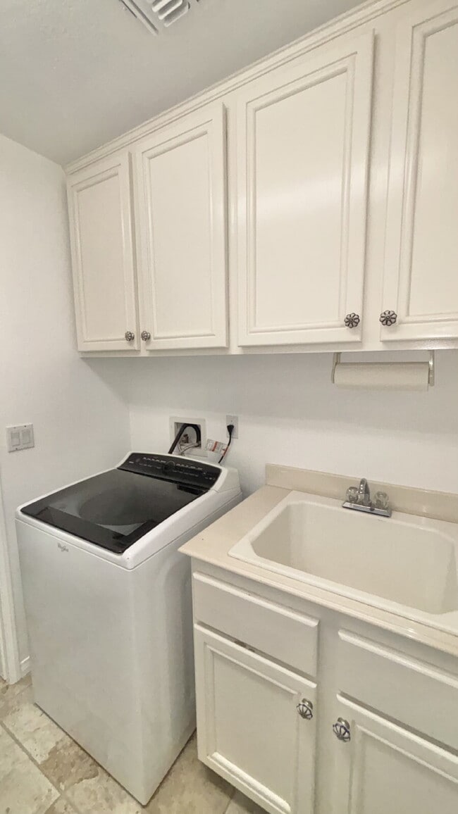 Building Photo - 3 Bedrooms and 3 Bathrooms Save $500 Move-in by April 1st!!