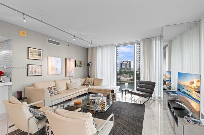 Building Photo - 495 Brickell Ave